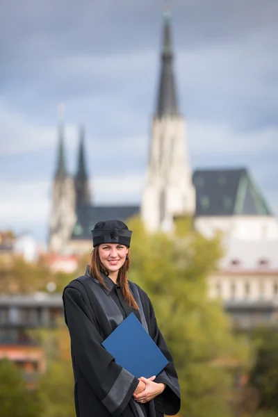 Kobieta na niej dzień ukończenia, dyplom — Zdjęcie stockowe