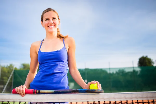 Ziemlich junge Tennisspielerin — Stockfoto