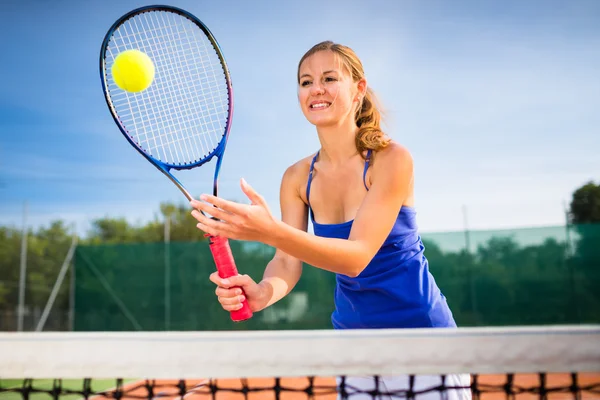 Jolie jeune joueuse de tennis — Photo