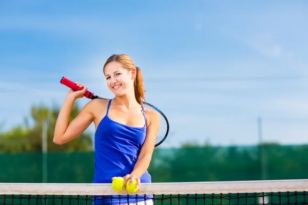 Jolie jeune joueuse de tennis — Photo