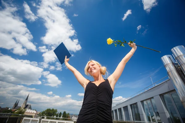 Frau feiert freudig ihren Abschluss — Stockfoto