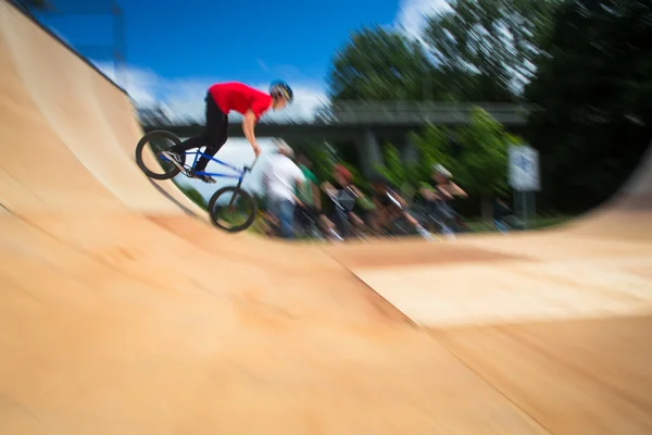 BMX motorista realizar trucos — Foto de Stock