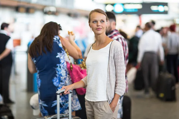 Passageiro feminino no aeroporto — Fotografia de Stock