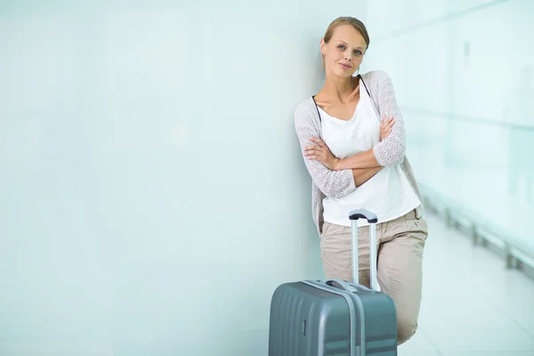 Passagierin am Flughafen — Stockfoto