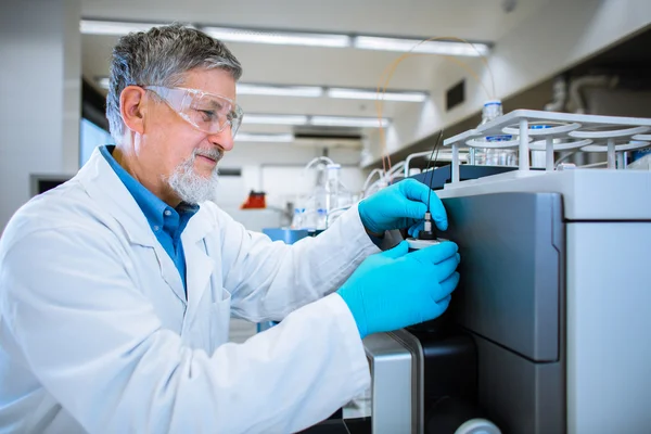 Senior male researcher carrying out scientific research — Stock Photo, Image