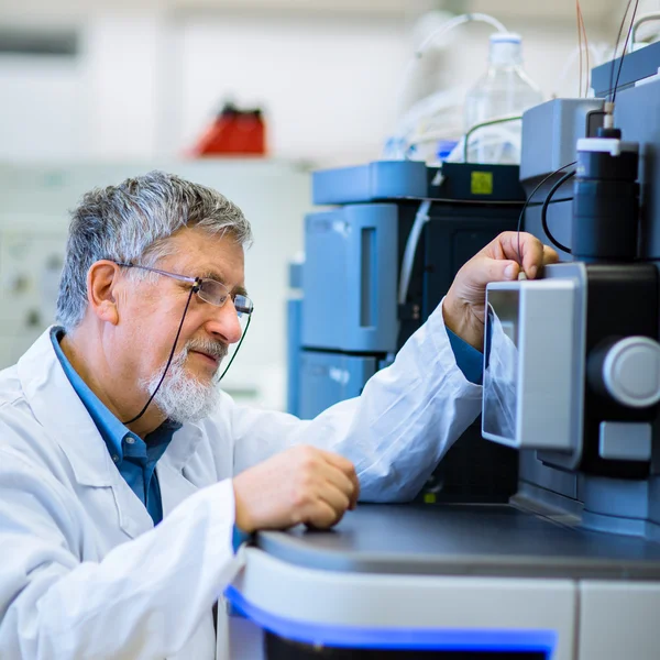 Senior männliche Forscher, die wissenschaftliche Forschung betreiben — Stockfoto