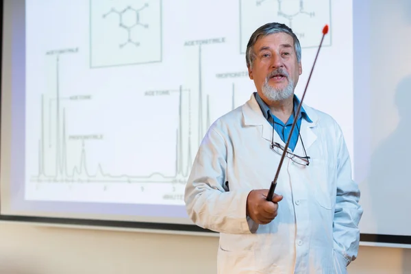 Profesor sénior de química dando una conferencia frente al aula — Foto de Stock