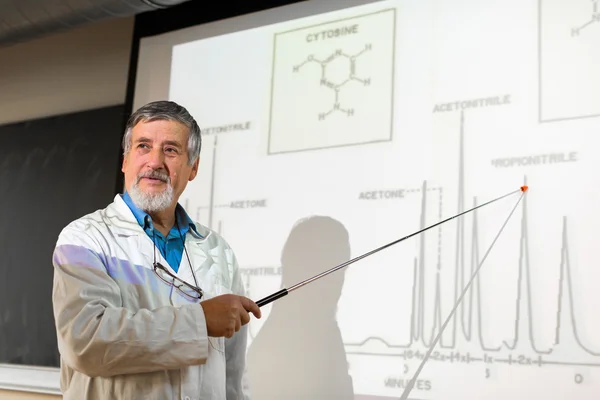 Professor de química sênior dando uma palestra na frente da sala de aula — Fotografia de Stock