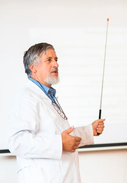 Senior kemi professor ger en föreläsning framför klassrummet — Stockfoto