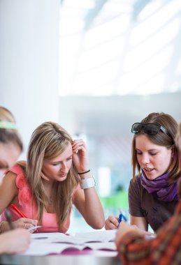 Üniversite öğrencileri sınıfları arasında bir fren sırasında