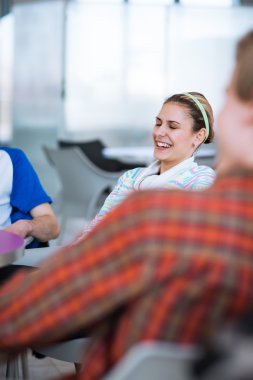 Üniversite öğrencileri sınıfları arasında bir fren sırasında