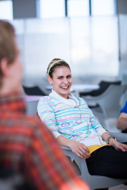 Üniversite öğrencileri sınıfları arasında bir fren sırasında