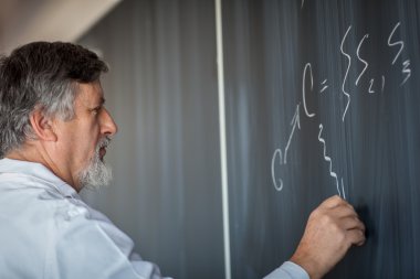 tahtada yazılı kıdemli kimya profesörü