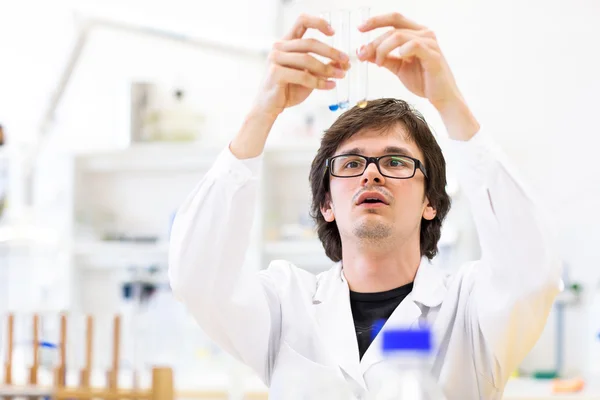 Investigador masculino que realiza investigación científica en un laboratorio — Foto de Stock