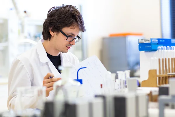 Pesquisador masculino realizando pesquisa científica em laboratório — Fotografia de Stock