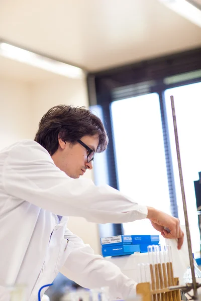 Investigador masculino que realiza investigación científica en un laboratorio —  Fotos de Stock