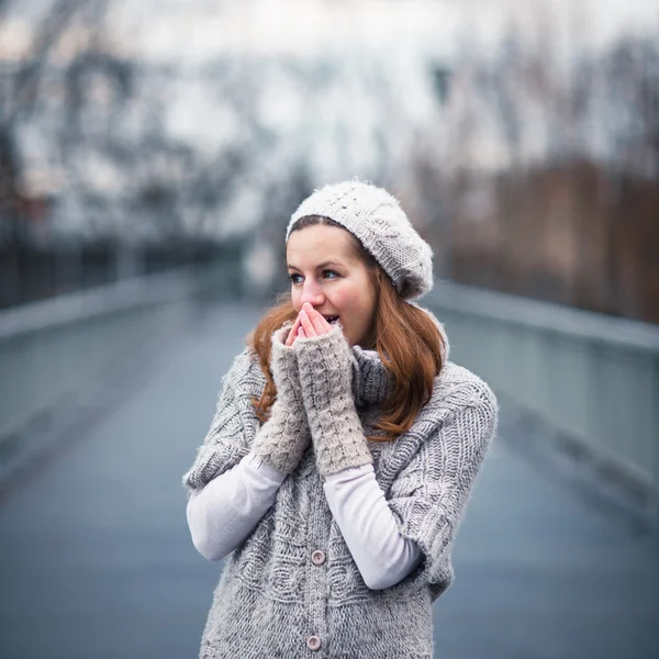 Femme vêtue d'un cardigan en laine chaude — Photo