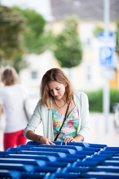 Vrouw gaan winkelen voor boodschappen — Stockfoto