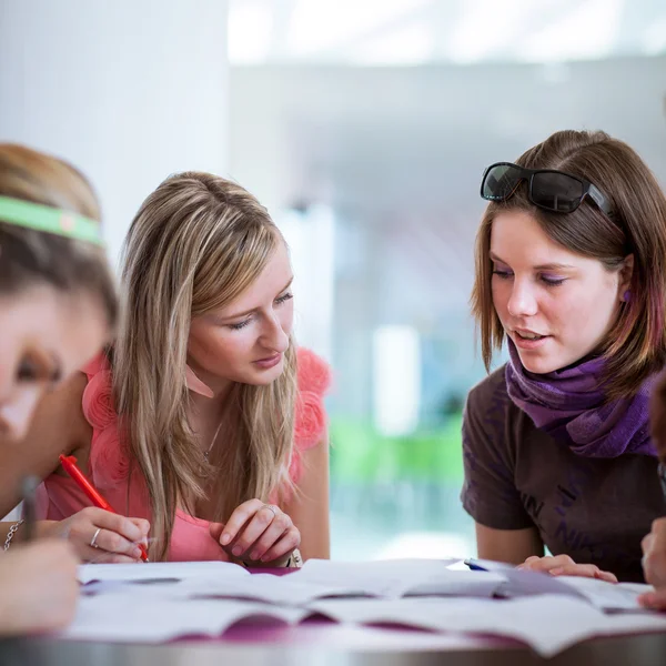 Groupe d'étudiants collégiaux ou universitaires pendant un freinage — Photo