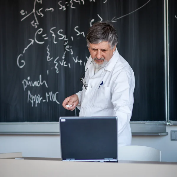 Senior kemi professor vid föreläsning — Stockfoto