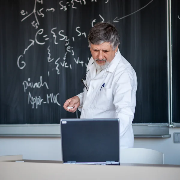 Professor sênior de química na palestra — Fotografia de Stock