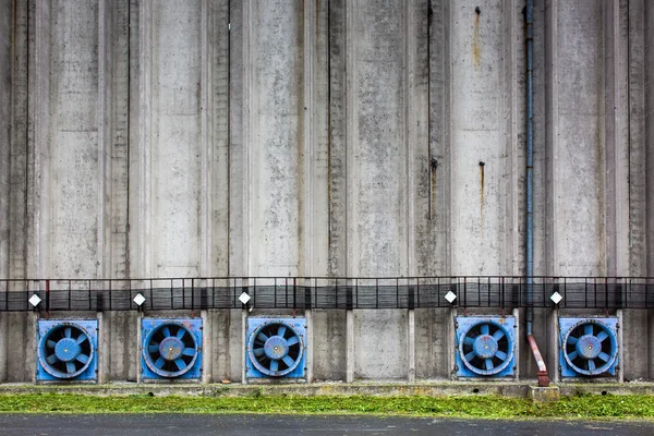 Betonnen wand van een graan silo toren met openingen — Stockfoto