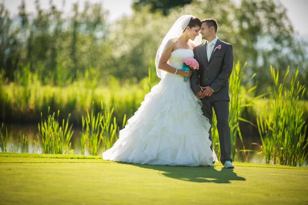 Unga brudparet på deras bröllopsdag — Stockfoto