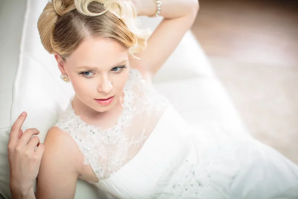 Gorgeous bride on her wedding day — Stock Photo, Image