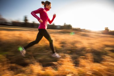 Açık havada bir güzel güneşli kış veya sonbahar günü çalışan kadın