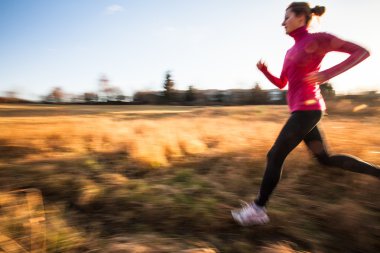 Açık havada bir güzel güneşli kış veya sonbahar günü çalışan kadın