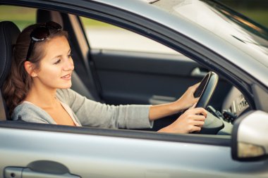 genç ve güzel kadın yeni arabası sürüş