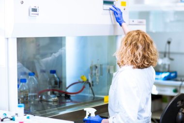 kadın araştırmacı araştırma laboratuarında