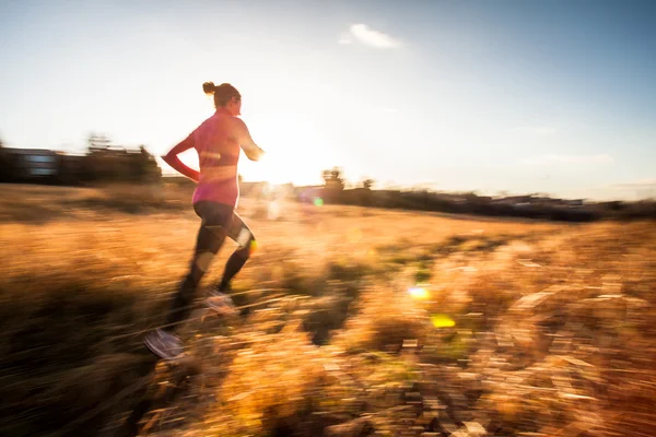 Mujer corriendo al aire libre en un hermoso invierno soleado o día de otoño —  Fotos de Stock