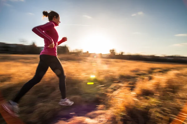 Frau läuft an einem schönen, sonnigen Winter- oder Herbsttag im Freien — Stockfoto