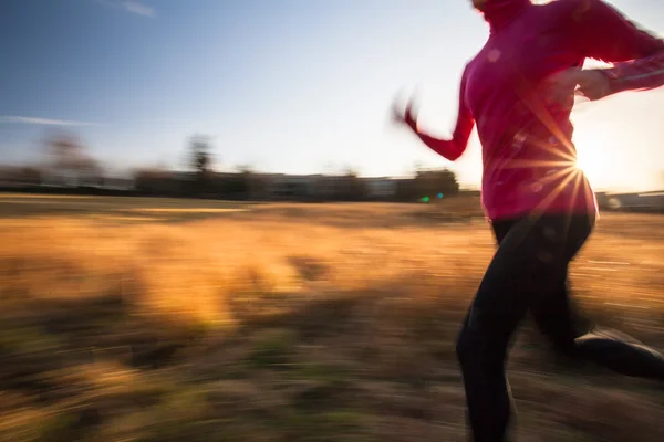 Donna che corre all'aperto in un bel inverno soleggiato o giorno d'autunno — Foto Stock