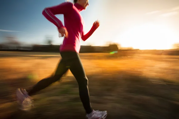 Donna che corre all'aperto in un bel inverno soleggiato o giorno d'autunno — Foto Stock