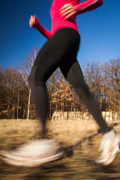 Donna che corre all'aperto in un bel inverno soleggiato o giorno d'autunno — Foto Stock