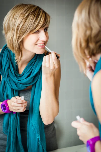 Vrouw die lipgloss aanbrengt — Stockfoto