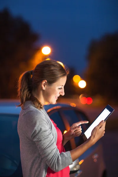 Autofahrerin mit ihrem Tablet-Computer — Stockfoto