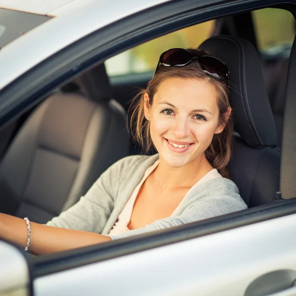 かなり若い女性彼女の新しい車を運転 — ストック写真