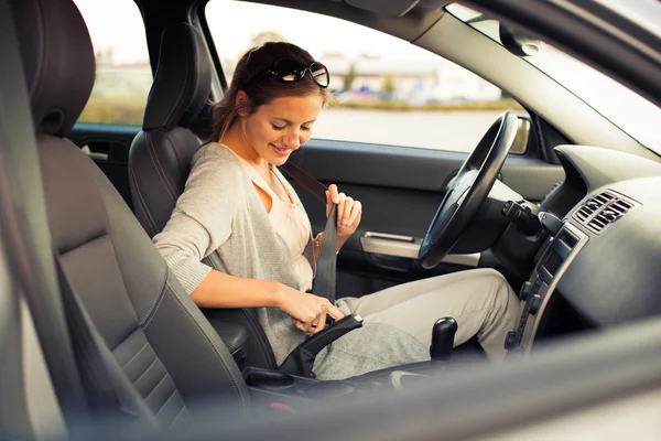 Mulher bonita dirigindo seu carro novo — Fotografia de Stock