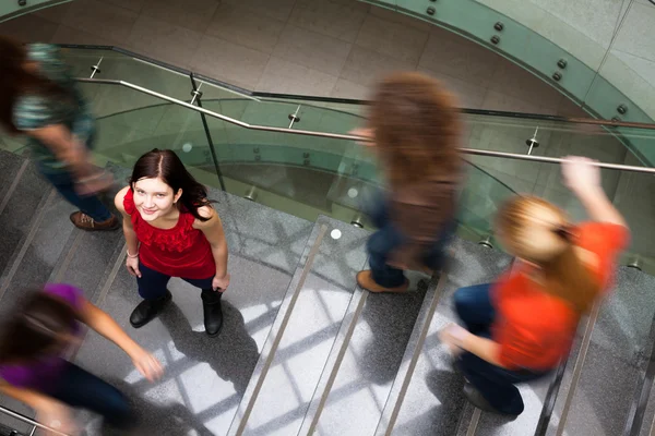 Estudiantes corriendo de arriba abajo ocupados — Foto de Stock