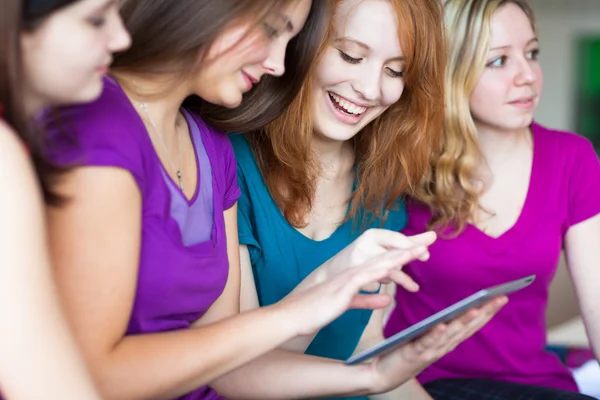 Estudiantes universitarios usando una tableta en clase — Foto de Stock