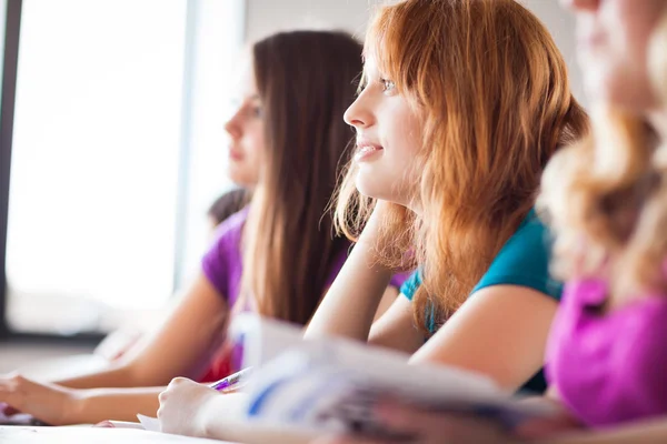 Étudiants dans une classe pendant la classe — Photo