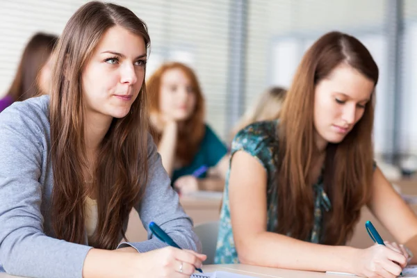 Elever i ett klassrum under klass — Stockfoto