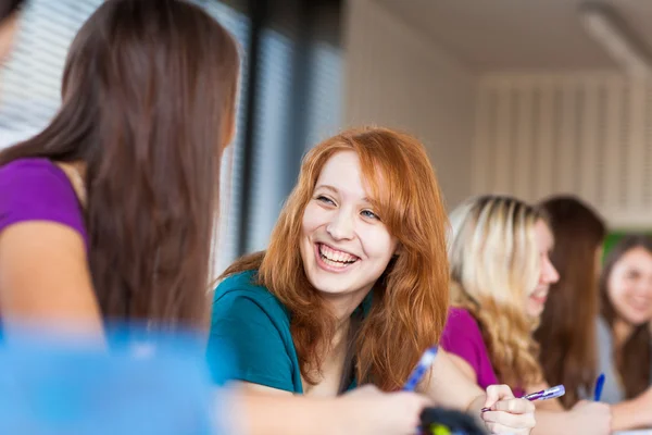 Schüler während des Unterrichts im Klassenzimmer — Stockfoto