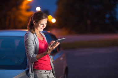 Kadın sürücü tablet bilgisayarını kullanarak