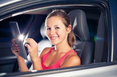 Kadın sürücü tablet bilgisayarını kullanarak
