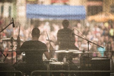 Bir sahnede canlı performans grubu
