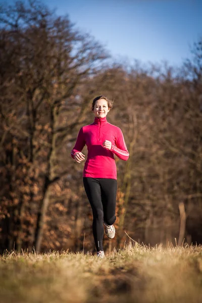 Donna che corre all'aperto — Foto Stock